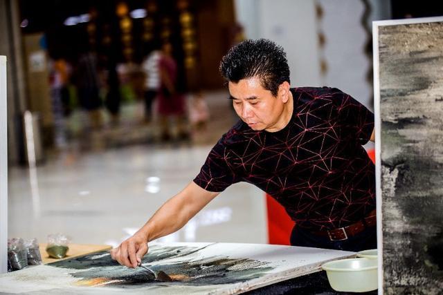 砂石畫進駐武陵山珍館,李軍聲現場創作表演