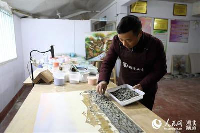 湖北鶴峰:砂石畫里“貼”出家鄉美