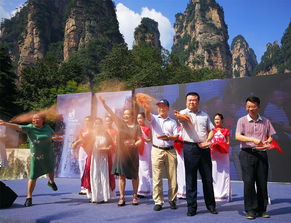 土家族畫家李軍聲繪百米砂石畫長卷傳播繪畫藝術