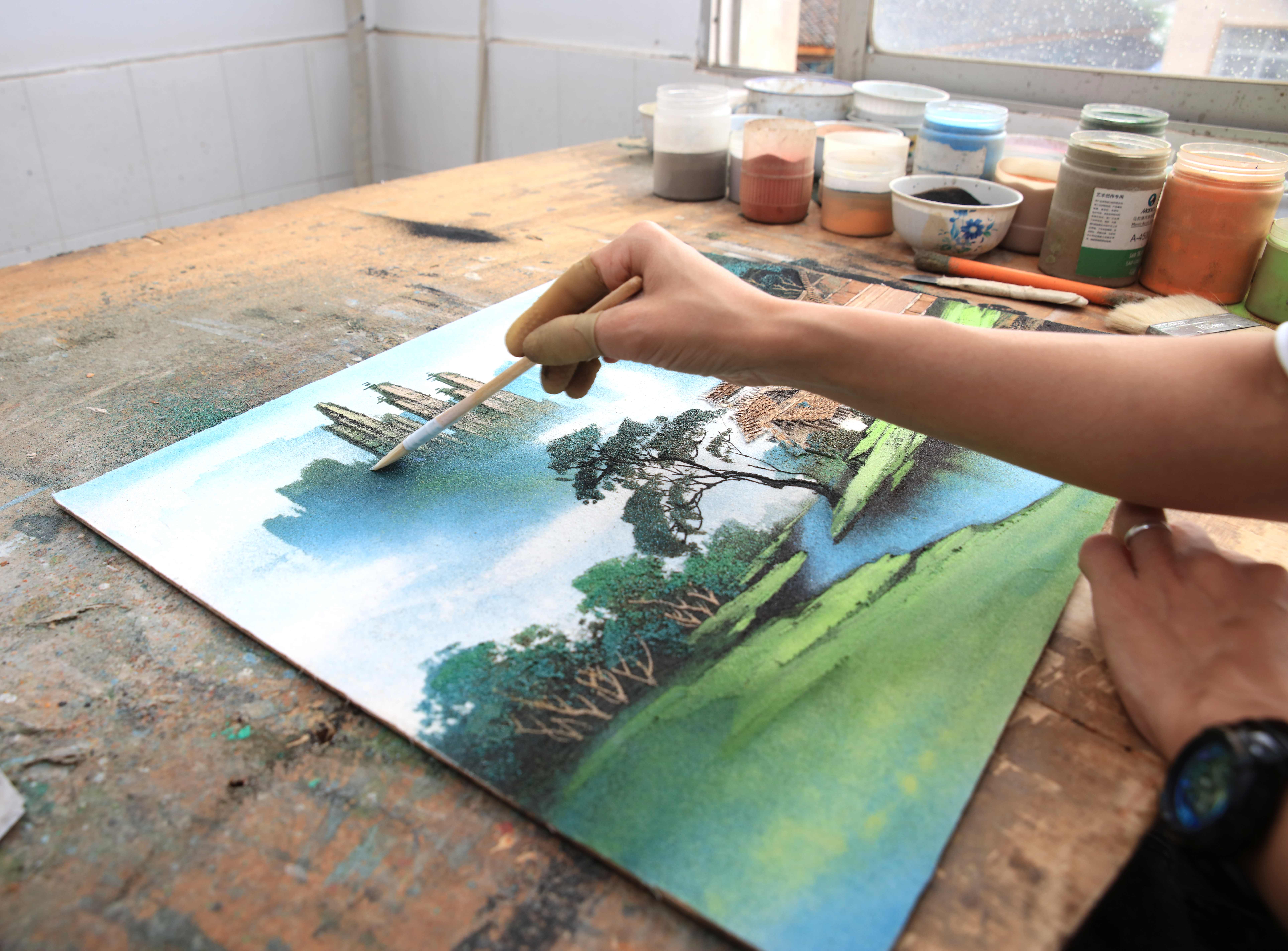 張家界:手工藝品砂石畫復工趕定單_景區(qū)